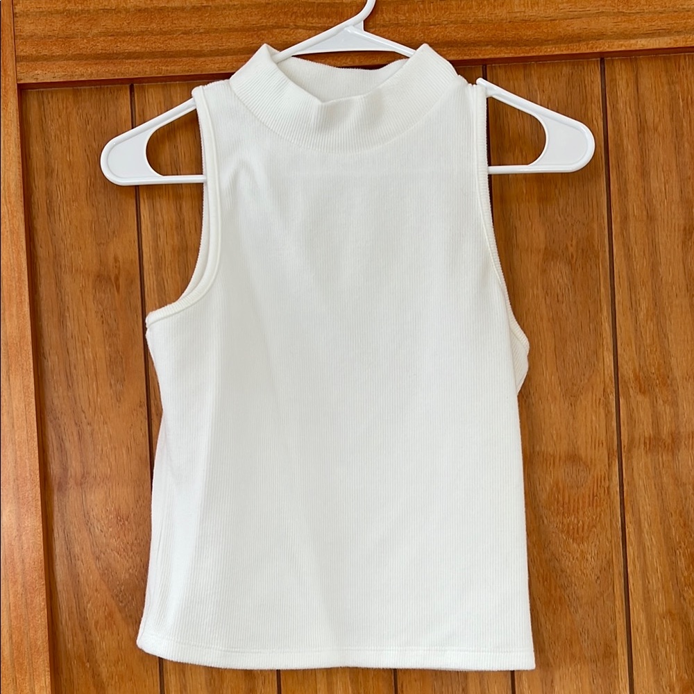 Women’s white mock neck tank size small